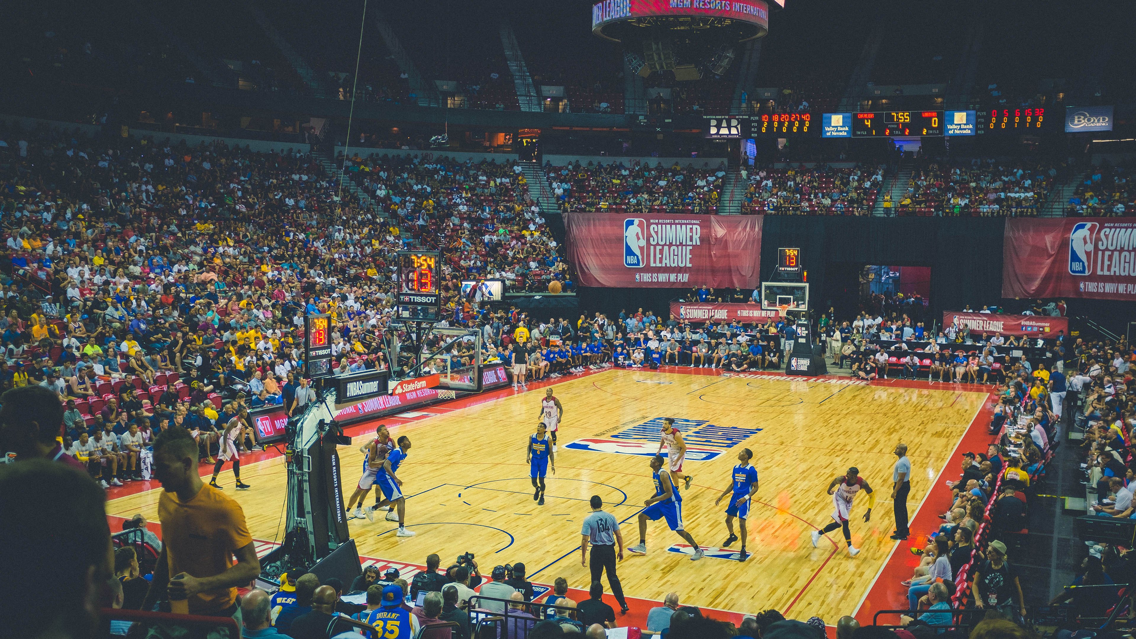 NBA季后赛激战正酣 东西部豪强上演巅峰对决