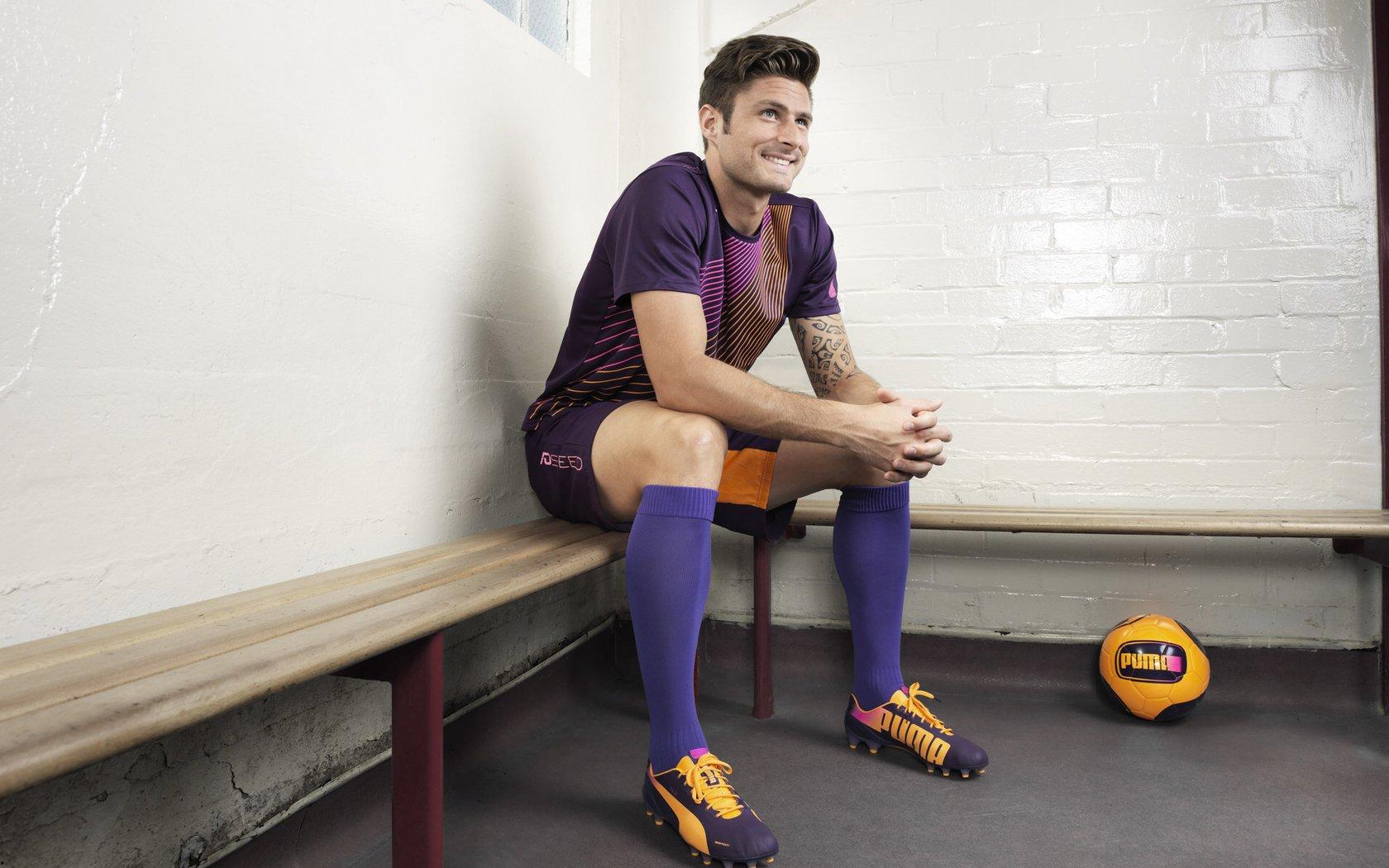 邮报独家，埃斯特旺坦言失望错过关键欧冠战役，帕尔梅拉斯新星面临成长甜蜜烦恼