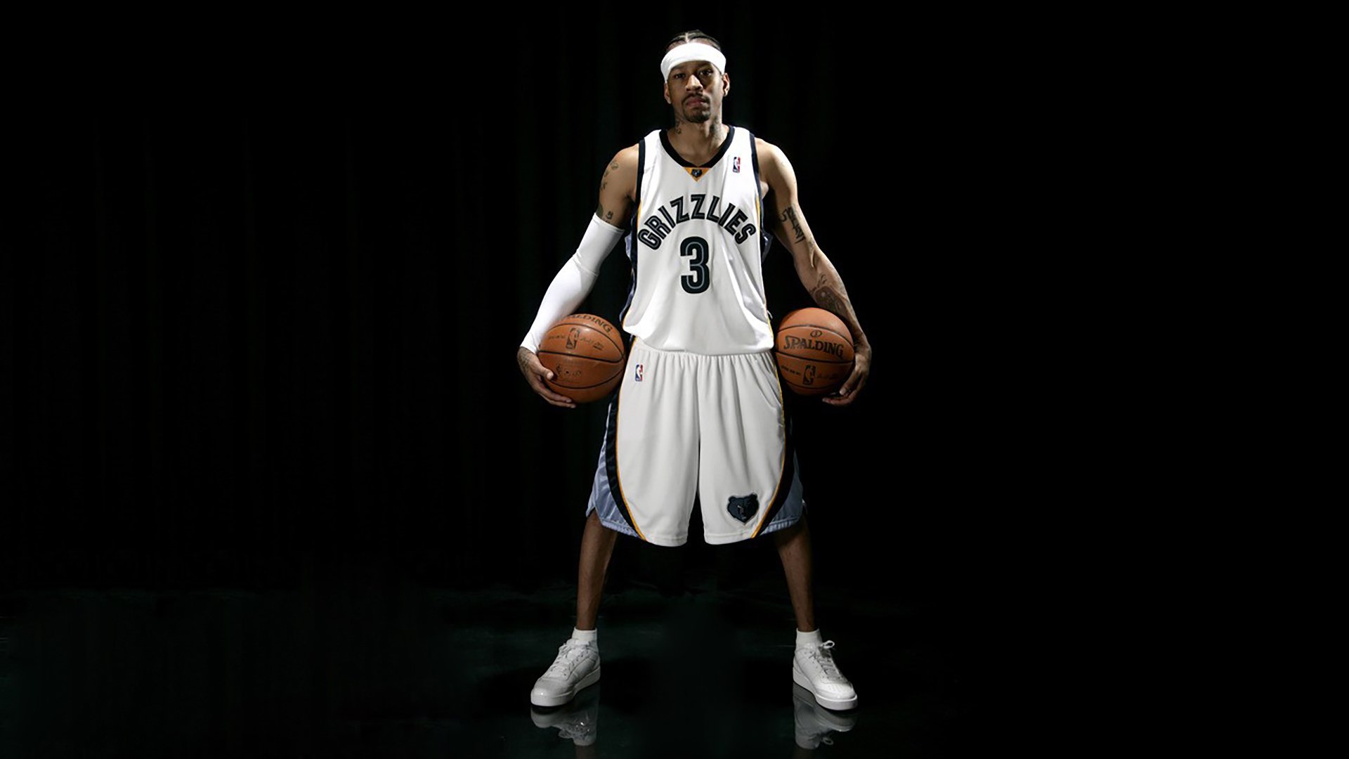 球场硬汉变身温柔奶爸！阿联社交媒体分享爱子周岁萌照，粉丝齐送祝福，基因太强大